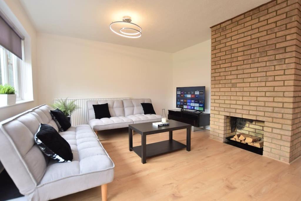 Luxury Central Oxford Detached Home Exterior photo